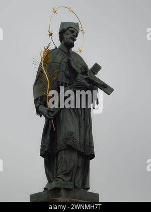 Statue von St. Johannes Nepomuk, schutzheiliger von Prag, auf der Karlsbrücke in Prag, Tschechien Stockfoto