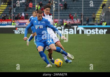 Foto Michele Nucci/LaPresse 3 Marzo 2024, Empoli, Italia Sport, calcio. Empoli fc vs. Cagliari Calcio - Campionato di calcio Serie A TIM 2023/2024 - stadio Carlo Castellani Nella foto: Ardian Ismajli (Empoli fc) in Azione kontrastato da Eldor Shomurodov (Cagliari calcio) Foto: Michele Nucci/LaPresse 03. März 2024, Empoli, Italien. Sport, Fußball. Empoli fc vs. Cagliari Calcio - italienische Fußball-Meisterschaft Liga A TIM 2023/2024 - Carlo Castellani Stadion im Bild: Ardian Ismajli (Empoli fc) tritt mit Eldor Shomurodov (Cagliari calcio) um den Ball an Stockfoto