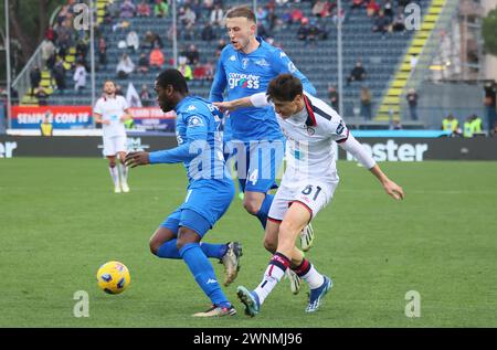 Foto Michele Nucci/LaPresse 3 Marzo 2024, Empoli, Italia Sport, calcio. Empoli fc vs. Cagliari Calcio - Campionato di calcio Serie A TIM 2023/2024 - stadio Carlo Castellani Nella Foto: Emmanuel Gyasi (Empoli fc) in Azione kontrastato da Eldor Shomurodov (Cagliari calcio) Foto: Michele Nucci/LaPresse 03. März 2024, Empoli, Italien. Sport, Fußball. Empoli fc vs. Cagliari Calcio - italienische Fußballmeisterschaft Liga A TIM 2023/2024 - Carlo Castellani Stadion im Bild: Emmanuel Gyasi (Empoli fc) tritt um den Ball mit Eldor Shomurodov (Cagliari calcio) an Stockfoto