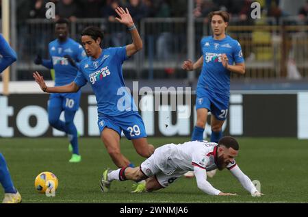 Foto Michele Nucci/LaPresse 3 Marzo 2024, Empoli, Italia Sport, calcio. Empoli fc vs. Cagliari Calcio - Campionato di calcio Serie A TIM 2023/2024 - stadio Carlo Castellani Nella foto: Nahitan Nandez (Cagliari calcio) in Azione kontrastato da Youssef Maleh (Empoli fc) Foto: Michele Nucci/LaPresse 03. März 2024, Empoli, Italien. Sport, Fußball. Empoli fc vs. Cagliari Calcio - italienische Fußballmeisterschaft Liga A TIM 2023/2024 - Carlo Castellani Stadion im Bild: Nahitan Nandez (Cagliari calcio) tritt mit Youssef Maleh (Empoli fc) um den Ball an Stockfoto