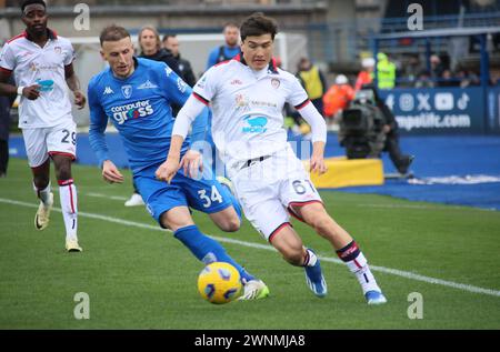 Foto Michele Nucci/LaPresse 3 Marzo 2024, Empoli, Italia Sport, calcio. Empoli fc vs. Cagliari Calcio - Campionato di calcio Serie A TIM 2023/2024 - stadio Carlo Castellani Nella foto: Ardian Ismajli (Empoli fc) in Azione kontrastato da Eldor Shomurodov (Cagliari calcio) Foto: Michele Nucci/LaPresse 03. März 2024, Empoli, Italien. Sport, Fußball. Empoli fc vs. Cagliari Calcio - italienische Fußball-Meisterschaft Liga A TIM 2023/2024 - Carlo Castellani Stadion im Bild: Ardian Ismajli (Empoli fc) tritt mit Eldor Shomurodov (Cagliari calcio) um den Ball an Stockfoto