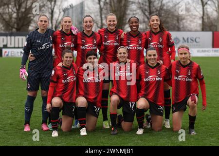 Mailand, Italien. März 2024. Der AC Mailand startet elf für ein Teamfoto vor dem Auftakt in der hinteren Reihe ( L bis R ); Laura Giuliani, Julie Piga, Gloria Marinelli, Malgorzata Gosia Mesjasz, Chante-Mary Dompig und Nadia Nadim, erste Reihe ( L bis R ); Valentina Bergamaschi, Marta Mascarello, Valery Vigilucci, Alia Guagni und Kamila Dubcova, im Halbfinale der Coppa Italia Femminile - 1. Bein - Spiel im Vismara PUMA House of Football, Mailand. Der Bildnachweis sollte lauten: Jonathan Moscrop/Sportimage Credit: Sportimage Ltd/Alamy Live News Stockfoto