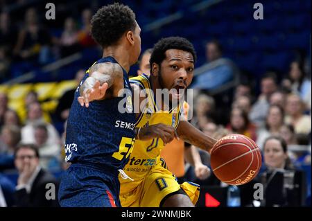 Berlin, Deutschland. März 2024. 3. März 2024: Sterling Brown (0) von ALBA Berlin während des Spiels easyCredit BBL – Alba Berlin gegen EWE Baskets Oldenburg – Mercedes-Benz Arena. Berlin, Deutschland. (Ryan Sleiman /SPP) Credit: SPP Sport Press Photo. /Alamy Live News Stockfoto