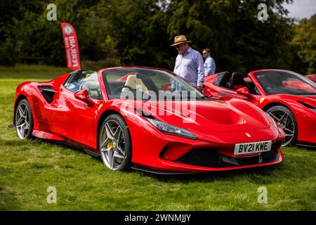 2021 Ferrari F8 Spider, ausgestellt auf der Salon Privé Concours d’Elégance Motorshow im Blenheim Palace. Stockfoto