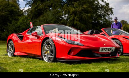 2021 Ferrari F8 Spider, ausgestellt auf der Salon Privé Concours d’Elégance Motorshow im Blenheim Palace. Stockfoto