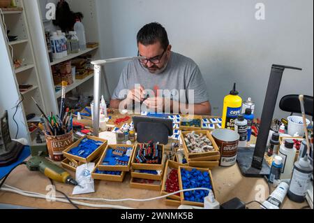 Miniatur-Terrassenbauer – Spanien. Modellbauer: Rafael Aguilera arbeitet an einem Kühlschrankmagneten in der historischen Stadt Cordoba in Andalusien, Südspanien, Th Stockfoto