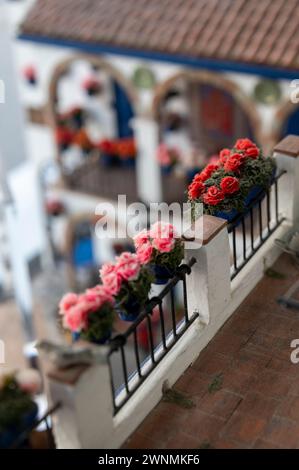 Miniatur-Terrassenbauer – Spanien. Teil eines großformatigen Modells einer Terrasse, das einen Preis in der historischen Stadt Cordoba in Andalusien, Südspanien, gewonnen hat. Stockfoto