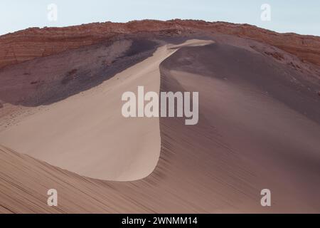 Valle de la luna große Sanddüne im Mondtal mit beeindruckenden Texturen und Sandkräuseln in der Atacama-Wüste chile Stockfoto