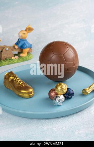 Osterei in Form eines Fußballballs, gefüllt mit kleinen Pralinen 2. Stockfoto