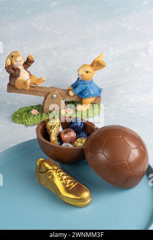 Osterei in Form eines Fußballballs, gefüllt mit kleinen Pralinen 4. Stockfoto