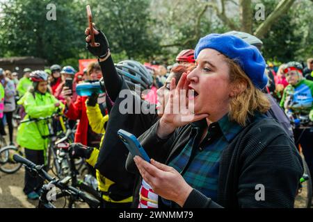 London, Großbritannien. März 2024. Die LCC (London Cycling Campaign) Freiheit zu fahren! Hunderte von Frauen und Verbündeten rufen den Bürgermeister von London, Sadiq Khan, auf, im Vorfeld des Internationalen Frauentags in London Gleichstellung beim Radfahren zu erreichen. Eine familienfreundliche, komplett geführte Protestfahrt startete in Lincoln's Inn Fields und beinhaltete eine Tour durch Central London Credit: Guy Bell/Alamy Live News Stockfoto