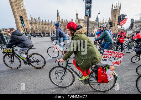 London, Großbritannien. März 2024. Demonstranten gegen den israelischen Krieg gegen die palästinenser in Gaza nehmen an der Fahrt Teil - die LCC (London Cycling Campaign) Freedom to Ride! Hunderte von Frauen und Verbündeten rufen den Bürgermeister von London, Sadiq Khan, auf, im Vorfeld des Internationalen Frauentags in London Gleichstellung beim Radfahren zu erreichen. Eine familienfreundliche, komplett geführte Protestfahrt startete in Lincoln's Inn Fields und beinhaltete eine Tour durch Central London Credit: Guy Bell/Alamy Live News Stockfoto