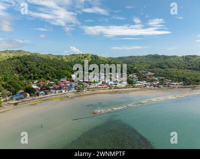 Blick aus der Vogelperspektive auf die Küstenstadt in Santa Fe mit türkisfarbenem Meerwasser. Tablas, Romblon. Philippinen. Stockfoto