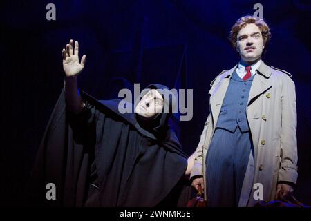 l-r: Ross Noble (Igor), Hadley Fraser (Frederick Frankenstein) in YOUNG FRANKENSTEIN im Garrick Theatre, London WC2 10/10/2017 Buch, Musik & Texte von Mel Brooks Set Design: Beowulf Boritt Kostüme: William Ivey lange Perücken & Haare: Paul Huntley Beleuchtung: Ben Cracknell Regie & Choreographie: Susan Stroman Stockfoto