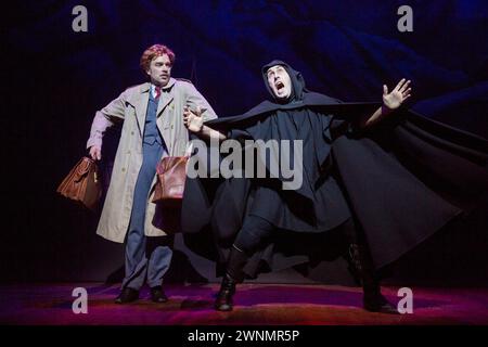 l-r: Hadley Fraser (Frederick Frankenstein), Ross Noble (Igor) in YOUNG FRANKENSTEIN am Garrick Theatre, London WC2 10/10/2017 Buch, Musik & Texte von Mel Brooks Set Design: Beowulf Boritt Kostüme: William Ivey lange Perücken & Haare: Paul Huntley Beleuchtung: Ben Cracknell Regie & Choreographie: Susan Stroman Stockfoto