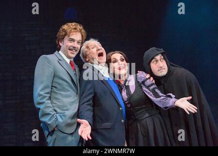 l-r: Hadley Fraser (Frederick Frankenstein), Mel Brooks, Lesley Joseph (Frau Blucher), Ross Noble (Igor) bei einem Pressefoto für DEN JUNGEN FRANKENSTEIN im Garrick Theatre, London WC2 10/10/2017 Buch, Musik und Texte von Mel Brooks Set Design: Beowulf Boritt Kostüme: William Ivey lange Perücken & Haare: Paul Huntley Beleuchtung: Ben Cracknell Regie & Choreographie: Susan Stroman Stockfoto