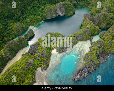 Große und kleine Lagunen mit Kajaks über klarem Wasser. Miniloc Island. El Nido, Palawan. Philippinen. Stockfoto