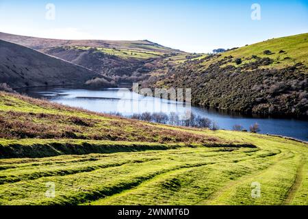 Blick auf das Meldon Reservoir und die weit entfernten Quellen, von Longstone Hill, Dartmoor National Park, Devon, England, UK. Stockfoto