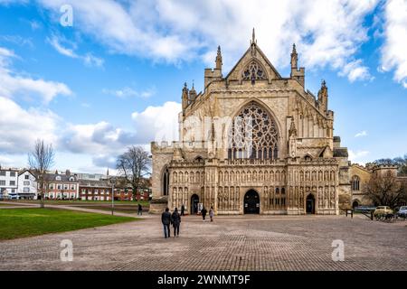 Die Westwand der Kathedrale von Exeter mit dem Westfenster und dem Bildbildschirm. Exeter, Devon, England, Großbritannien. Stockfoto