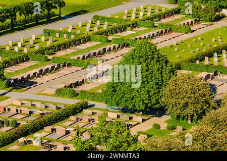 Die Aussicht aus der Vogelperspektive zeigt den Friedhof im Park mit Reihen von Grabsteinen und Bäumen rund um die Gegend. Ein Friedhof in Schweden kann es sein Stockfoto