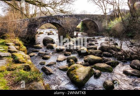 Die Dartmeet Bridge (1792) führt die B3357-Straße über den East Dart River in der Nähe des Zusammenflusses von East und West Dart River. Dartmoor, Devon, England, Großbritannien. Stockfoto