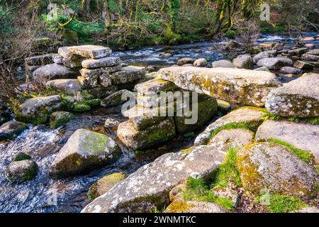 Eine unvollständige alte Brücke über den East Dart River bei Dartmeet, Dartmoor National Park, Devon, England, Großbritannien. Stockfoto