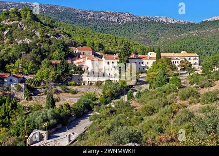 Panoramablick auf das Kloster St. Meletios, in den Wäldern des Monte Cithaeron, in Attika, Griechenland, Europa. Stockfoto