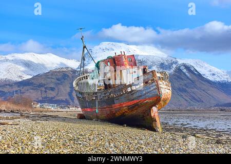 Corpach Fort William Scotland altes Boot von Caol, dem Schiffswrack und Ben Nevis bedeckt mit Schnee Stockfoto