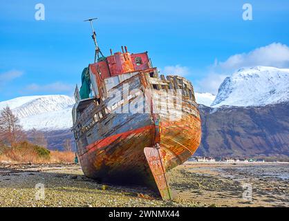 Corpach Fort William Schottland altes Boot von Caol das Schiffswrack am Strand mit den Bergen von Ben Nevis, die mit Schnee bedeckt sind Stockfoto