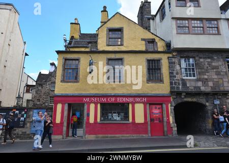 Das Museum of Edinburgh auf der Royal Mile in Schottlands Hauptstadt. Stockfoto