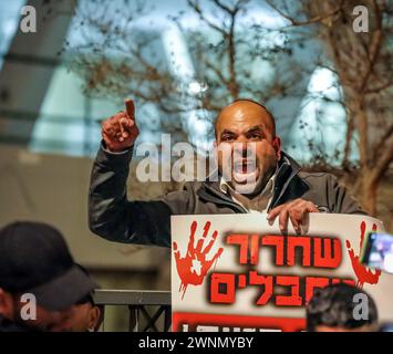 Jerusalem, Israel. März 2024. Zehntausende von Menschen nahmen an einer Demonstration Teil, in der die israelische Regierung aufgefordert wurde, eine Vereinbarung mit der Hamas zu erzielen, die die Geiseln nach Hause zurückbringen würde. Auf der anderen Straßenseite hielt ein einziger Demonstrant ein Schild: "Die Freilassung von Terroristen wird zu einem Blutbad führen". Er argumentierte, dass die Geiseln nur bei militärischen Operationen freigelassen werden sollten. Quelle: Yoram Biberman/Alamy Live News. Stockfoto