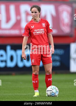 ENSCHEDE - Marisa Olislagers vom FC Twente während des Eredivisie-Spiels der niederländischen Azerion Frauen zwischen dem FC Twente und Ajax im Stadion de Grolsch Veste am 3. März 2024 in Enschede, Niederlande. ANP GERRIT VAN KÖLN Stockfoto