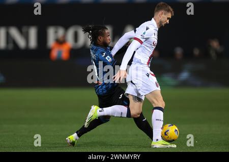 Bergamo, Italien. März 2024. Ademola Lookman von Atalanta streitet mit Stefan Posch vom Bologna FC während des Spiels der Serie A im Gewiss-Stadion in Bergamo. Der Bildnachweis sollte lauten: Jonathan Moscrop/Sportimage Credit: Sportimage Ltd/Alamy Live News Stockfoto