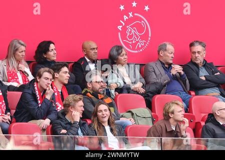 Amsterdam, Niederlande. März 2024. AMSTERDAM, NIEDERLANDE - 3. MÄRZ: Bürgermeister von Amsterdam Femke Halsema, Simon Tahamata und Danny Blind während des niederländischen Eredivisie-Spiels zwischen AFC Ajax und FC Utrecht in der Johan Cruijff Arena am 3. März 2024 in Amsterdam, Niederlande. (Foto von Peter Lous/Orange Pictures) Credit: Orange Pics BV/Alamy Live News Stockfoto