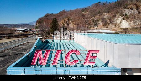 Alte Pachinko-Spielhalle auf dem Dach, Japan Stockfoto