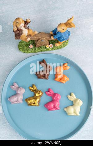 Kleine bunte Milchschokolade und weiße Schokoladenhasen 2. Stockfoto