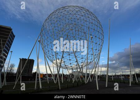 Symbolische Struktur namens RISE von Wolfgang Buttress am Broadway-Kreisverkehr in Belfast Stockfoto