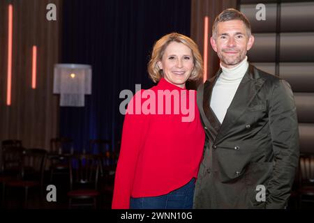 Susan Link und Micky Beisenherz in der Sendung ,,Koelner Treff, im WDR Fernsehen, 01.03.2024. *** Susan Link und Micky Beisenherz in der Sendung, Koelner Treff, im WDR-Fernsehen, 01 03 2024 Stockfoto