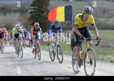 Siena, Italien. März 2024. Die Gruppe während Strade Bianche, Straßenradrennen in Siena, Italien, 02. März 2024 Credit: Independent Photo Agency/Alamy Live News Stockfoto