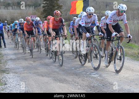 Siena, Italien. März 2024. Die Gruppe während Strade Bianche, Straßenradrennen in Siena, Italien, 02. März 2024 Credit: Independent Photo Agency/Alamy Live News Stockfoto