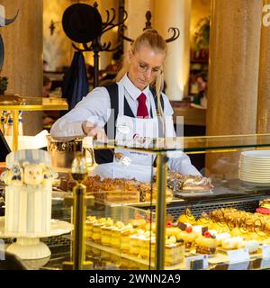 Kellnerin serviert Kuchen im Cafe Central, Wien, Österreich. Stockfoto
