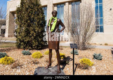 South Bend, Indiana, USA. März 2024. Notre Dame Hall of Fame Coach Muffet McGraw Statue vor dem NCAA Women's Basketball Spiel zwischen den Louisville Cardinals und den Notre Dame Fighting Irish im Purcell Pavilion im Joyce Center in South Bend, Indiana. John Mersits/CSM/Alamy Live News Stockfoto