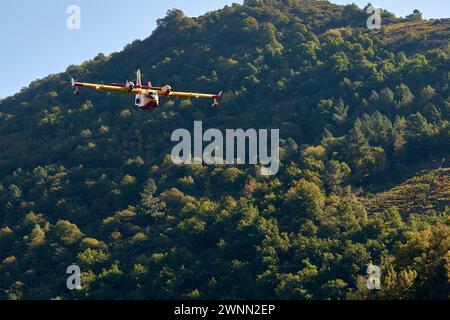 A fliegt in den Sil Canyon, um ihre Wassertanks auf dem Sil River in Sober, Lugo, Spanien zu füllen Stockfoto