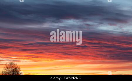 Stonham Aspal, Suffolk, UK.3. März 2024. Die Sonne war in all ihrer Pracht zu sehen, als sie nach einem bewölkten Tag über Stonham Aspal in Suffolk unterging, der in den nächsten Tagen mit einem Höchstwert von 8 °C wieder gleich sein wird Quelle: Keith Larby/Alamy Live News Stockfoto