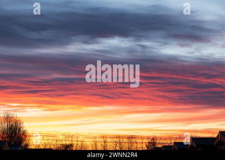 Stonham Aspal, Suffolk, UK.3. März 2024. Die Sonne war in all ihrer Pracht zu sehen, als sie nach einem bewölkten Tag über Stonham Aspal in Suffolk unterging, der in den nächsten Tagen mit einem Höchstwert von 8 °C wieder gleich sein wird Quelle: Keith Larby/Alamy Live News Stockfoto