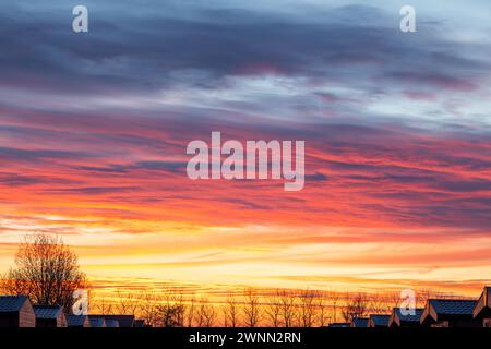 Stonham Aspal, Suffolk, UK.3. März 2024. Die Sonne war in all ihrer Pracht zu sehen, als sie nach einem bewölkten Tag über Stonham Aspal in Suffolk unterging, der in den nächsten Tagen mit einem Höchstwert von 8 °C wieder gleich sein wird Quelle: Keith Larby/Alamy Live News Stockfoto