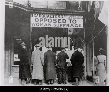 USA um 1919: "Passanten schauen sich Fensterauslagen im Hauptquartier der National Association Opposited to Woman Suffrage" an. Stockfoto