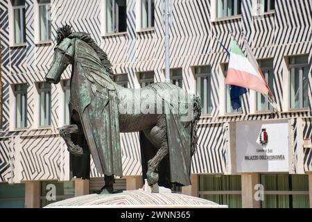 Blick auf die Bronzestatue Pferd mit Kaparison von Mario Ceroli im Zentrum von Bari Stockfoto