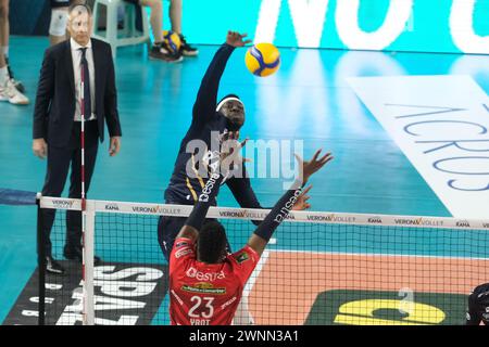 Verona, Italien. März 2024. Spike von Noumory Keita von Rana Verona während des Spiels zwischen Rana Verona und Cucine Lube Civitanova, reguläre Saison der SuperLega Italian Volleyball Championship 2023/2024, im Pala AGSM-AIM in Verona, Italien am 3. März 2024. Quelle: Unabhängige Fotoagentur/Alamy Live News Stockfoto