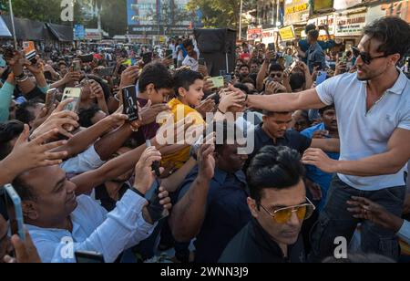 Mumbai, Indien. März 2024. MUMBAI, INDIEN - 3. MÄRZ: Bollywood-AktorTiger Shroff und der Künstler RUble Nagi in der #Andheri(W)-Skulptur, die am 3. März 2024 in Mumbai, Indien, enthüllt wurde. (Foto: Satish Bate/Hindustan Times/SIPA USA) Credit: SIPA USA/Alamy Live News Stockfoto